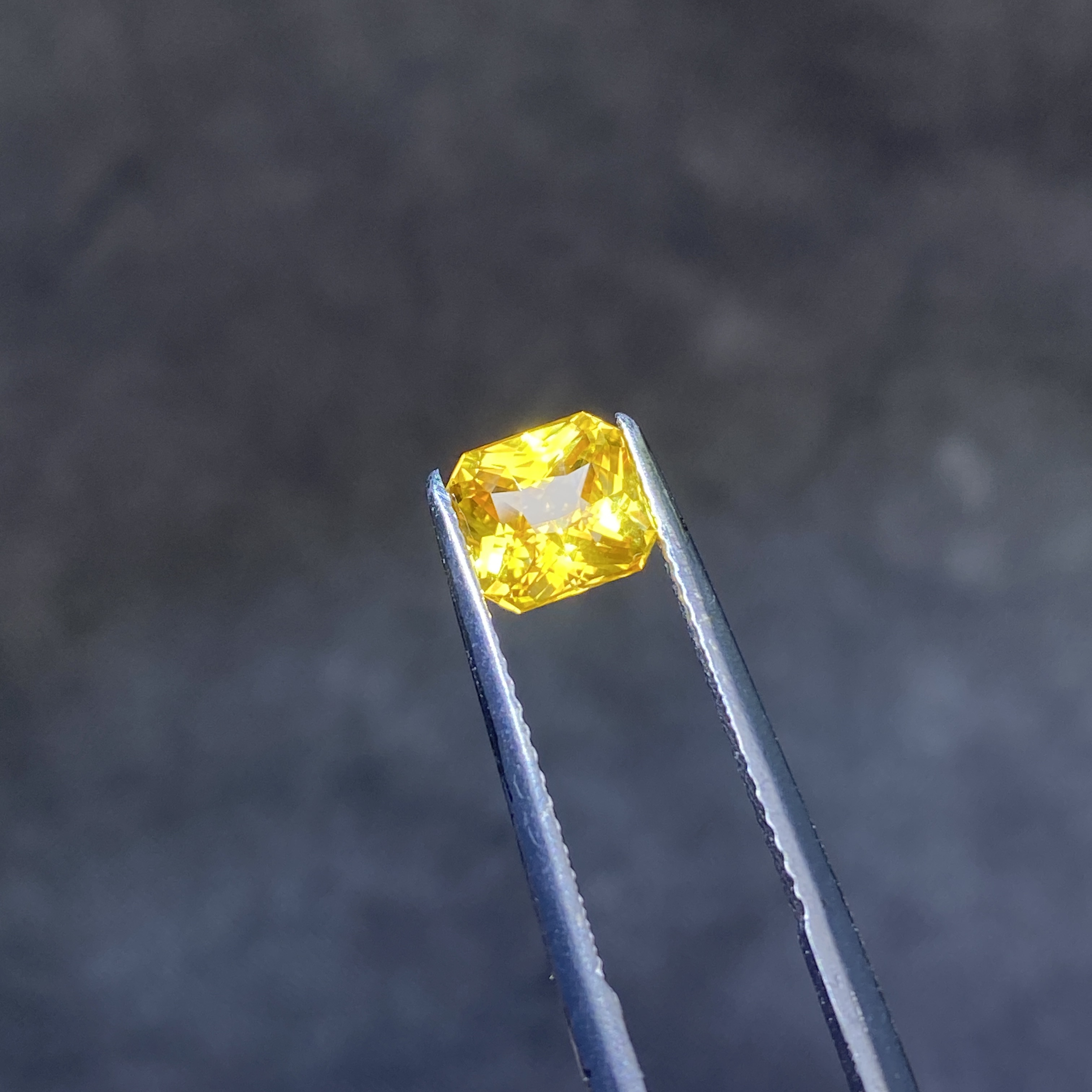 25B008 有烧黄色Canary蓝宝石 1.67克拉