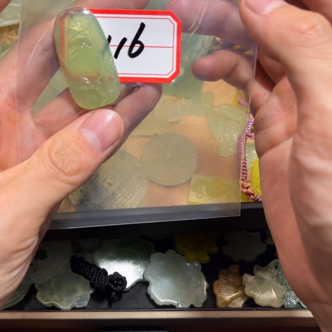 蛇纹石玉颈饰合金
