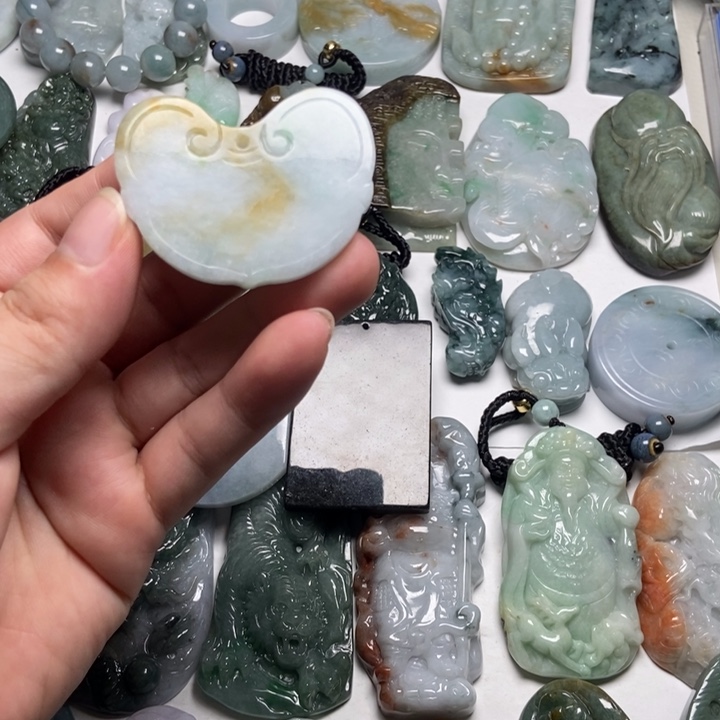 翡翠未镶嵌颈饰如意86