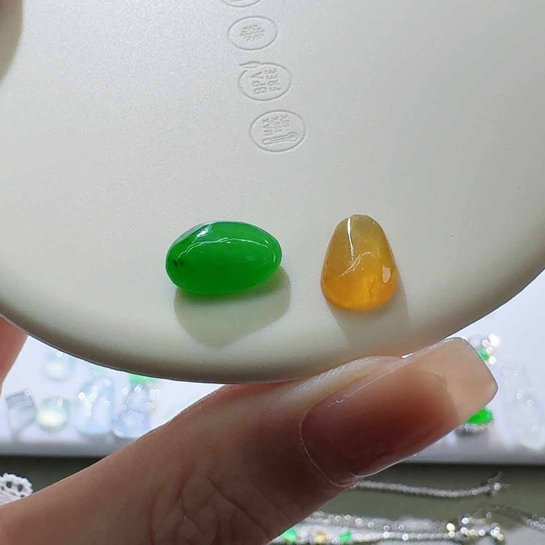 翡翠颈饰未镶嵌裸石2个