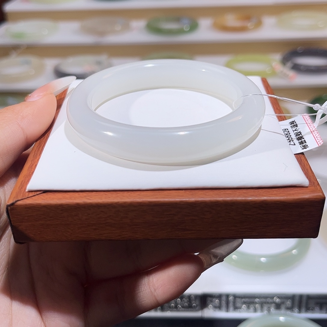 和田玉未镶嵌手镯冰白