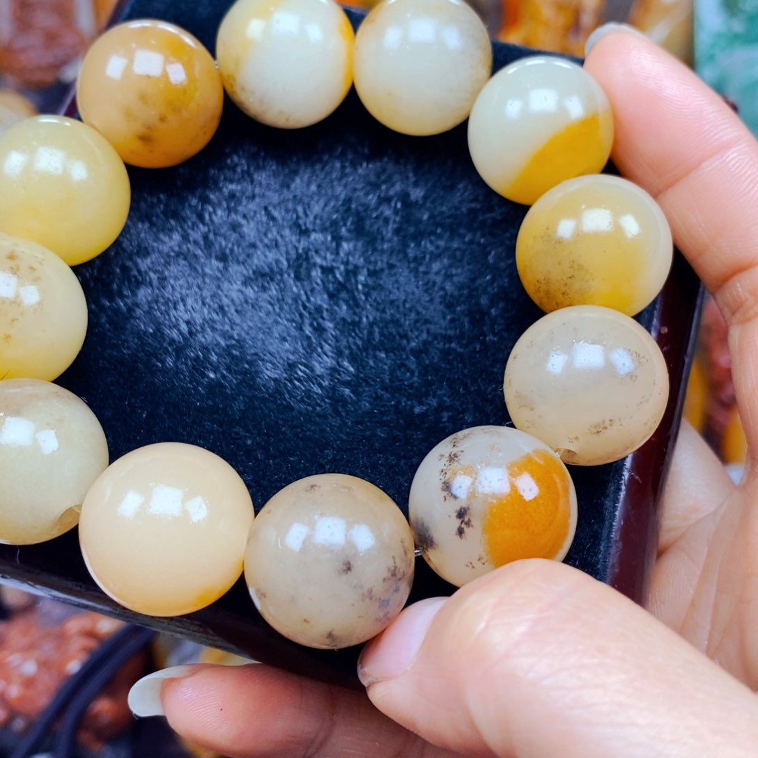 石英质玉（黄龙玉）未镶嵌颈饰