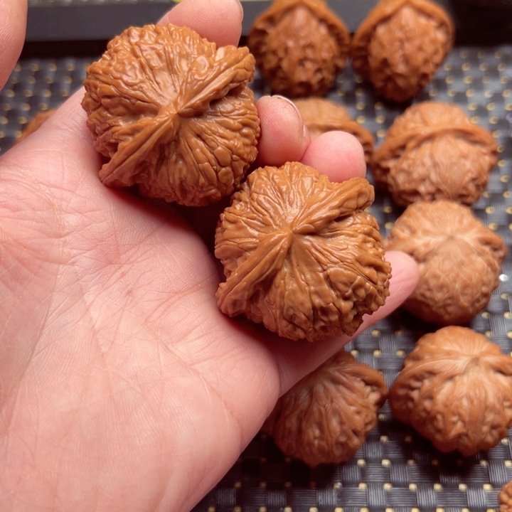 文玩核桃吊坠白狮子45