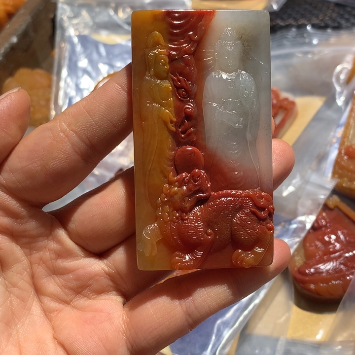 未镶嵌石英质玉（黄龙玉）颈饰