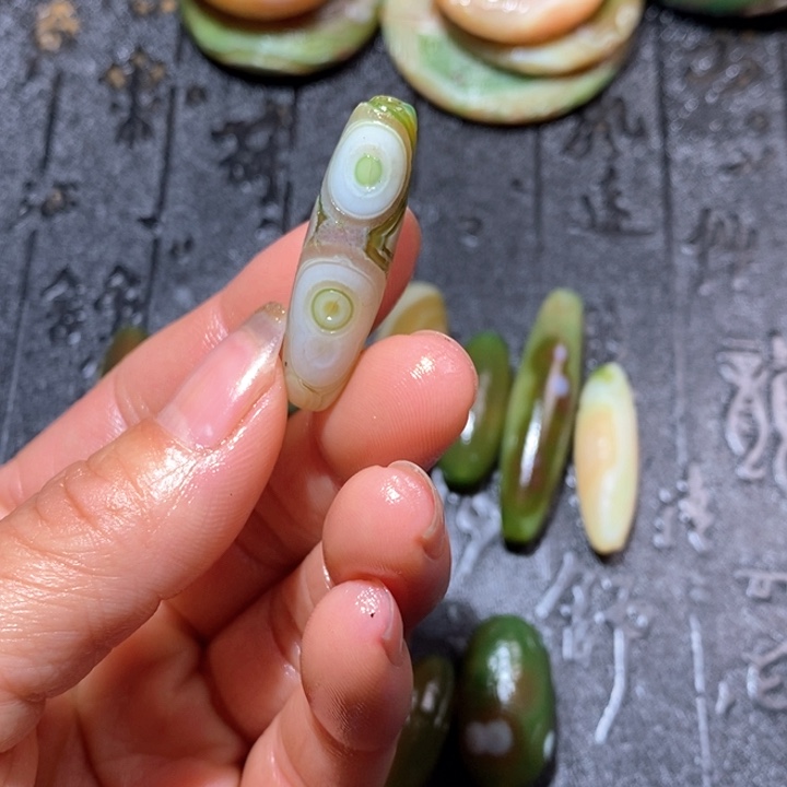 石英质玉颈饰未镶嵌小*五