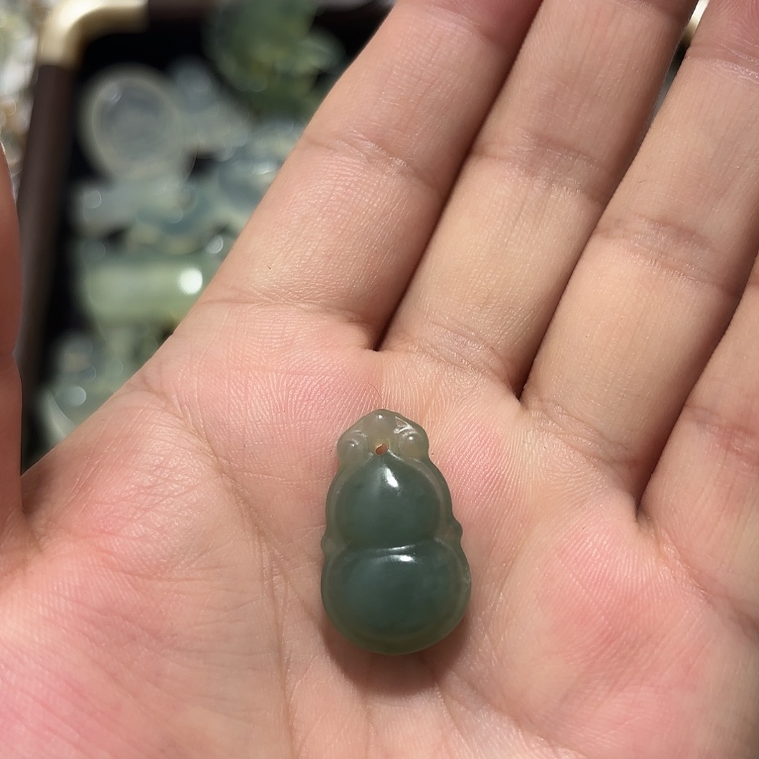 恒***司蛇纹石玉未镶嵌颈饰