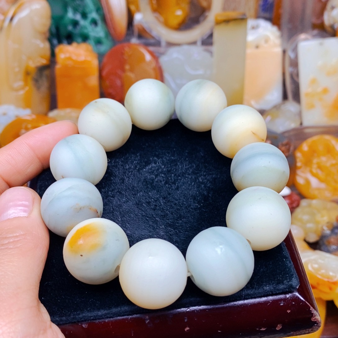 石英质玉（黄龙玉）颈饰未镶嵌