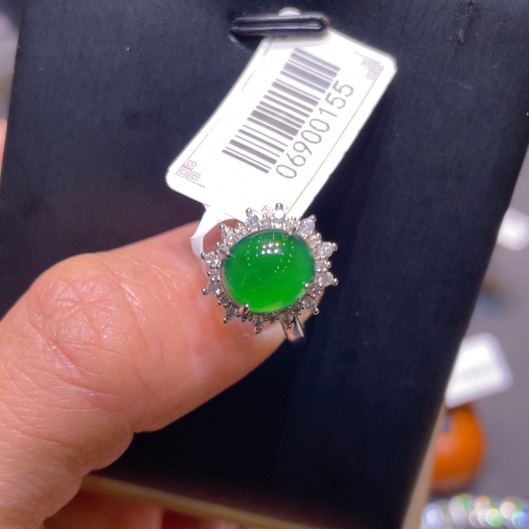 翡翠未镶嵌颈饰戒指