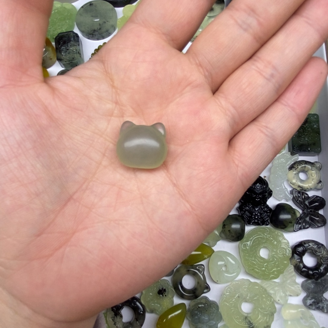 蛇纹石玉未镶嵌颈饰