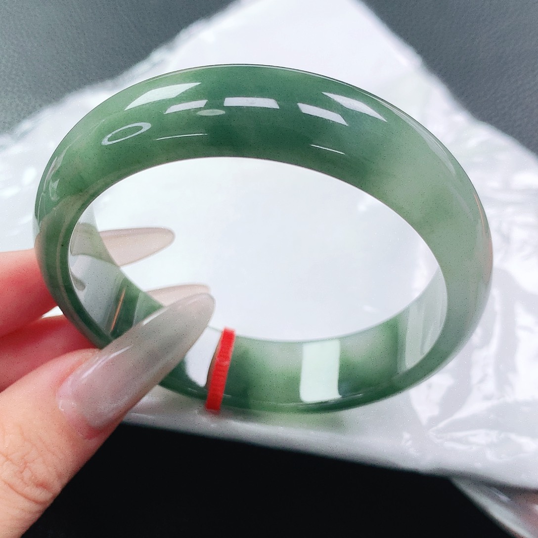 翡翠手镯未镶嵌56圈