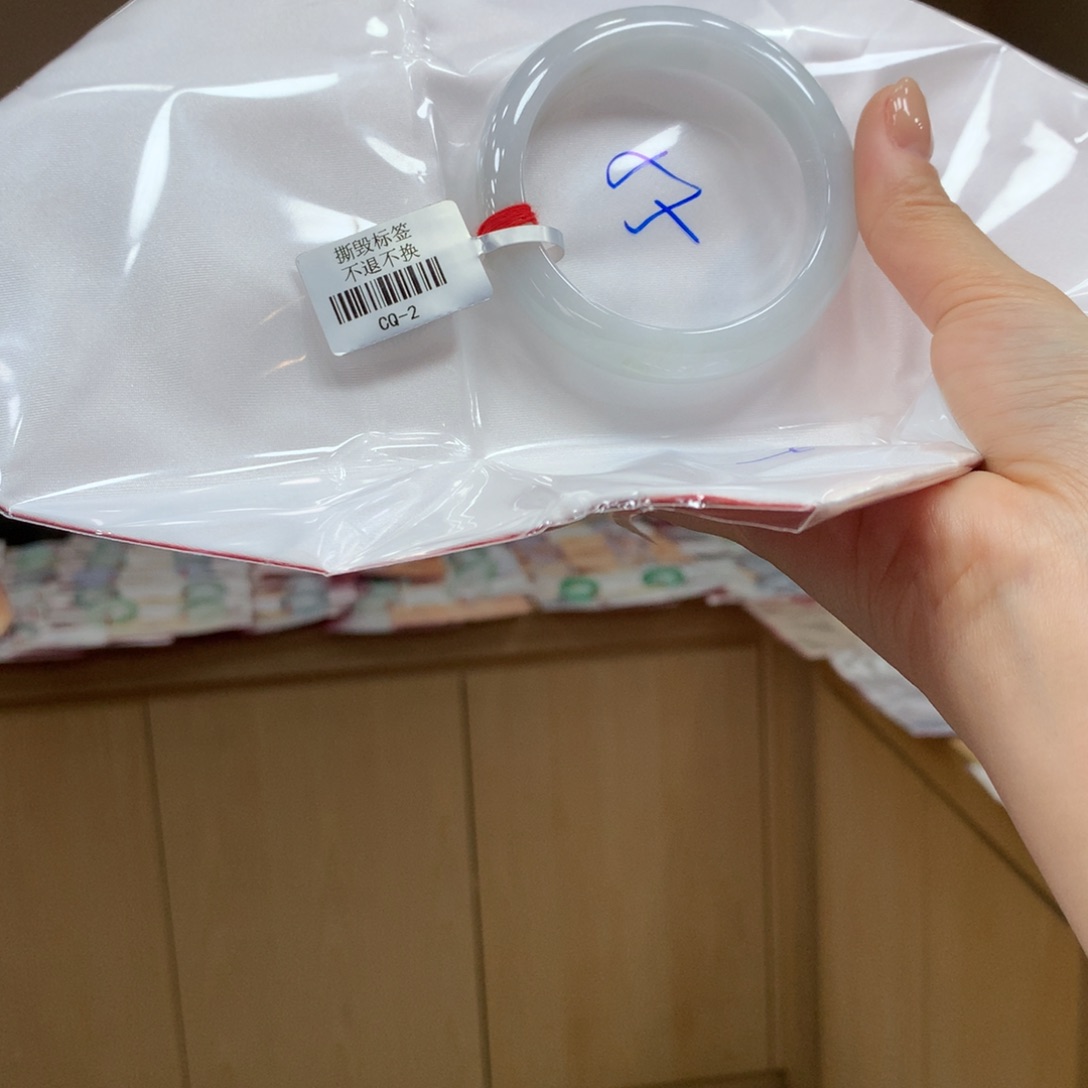 翡翠手镯未镶嵌不退不换