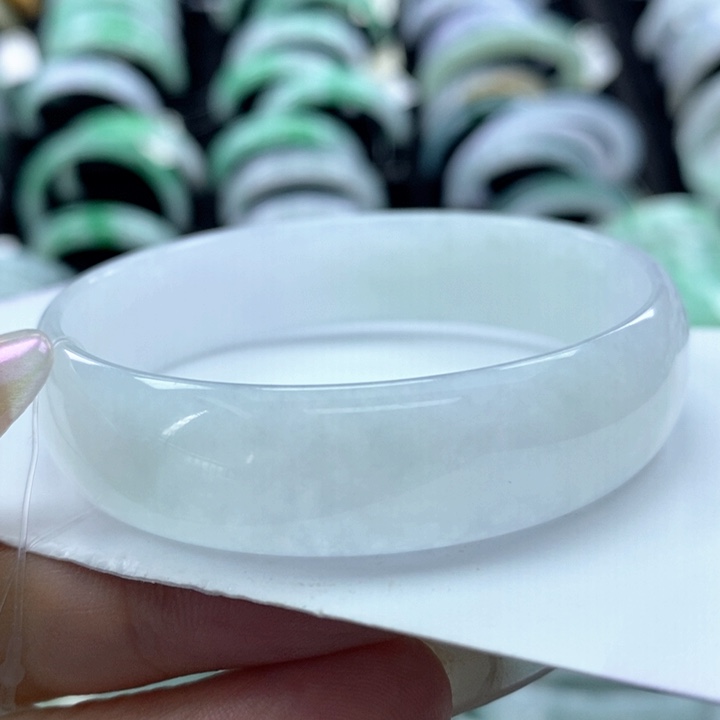 翡翠未镶嵌手镯公主