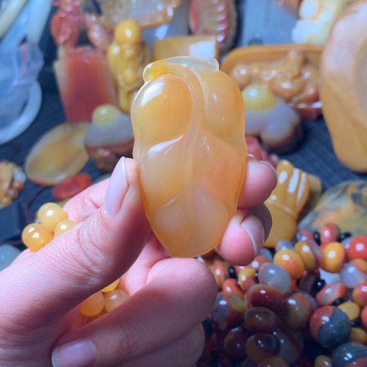 石英质玉（黄龙玉）未镶嵌颈饰