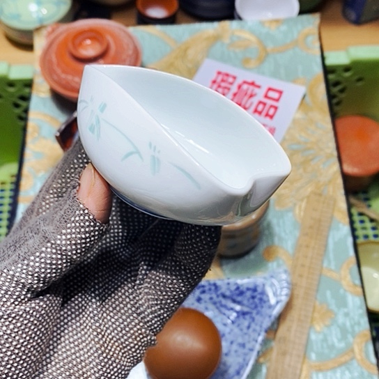 瓷片鑫年快乐。万事如意