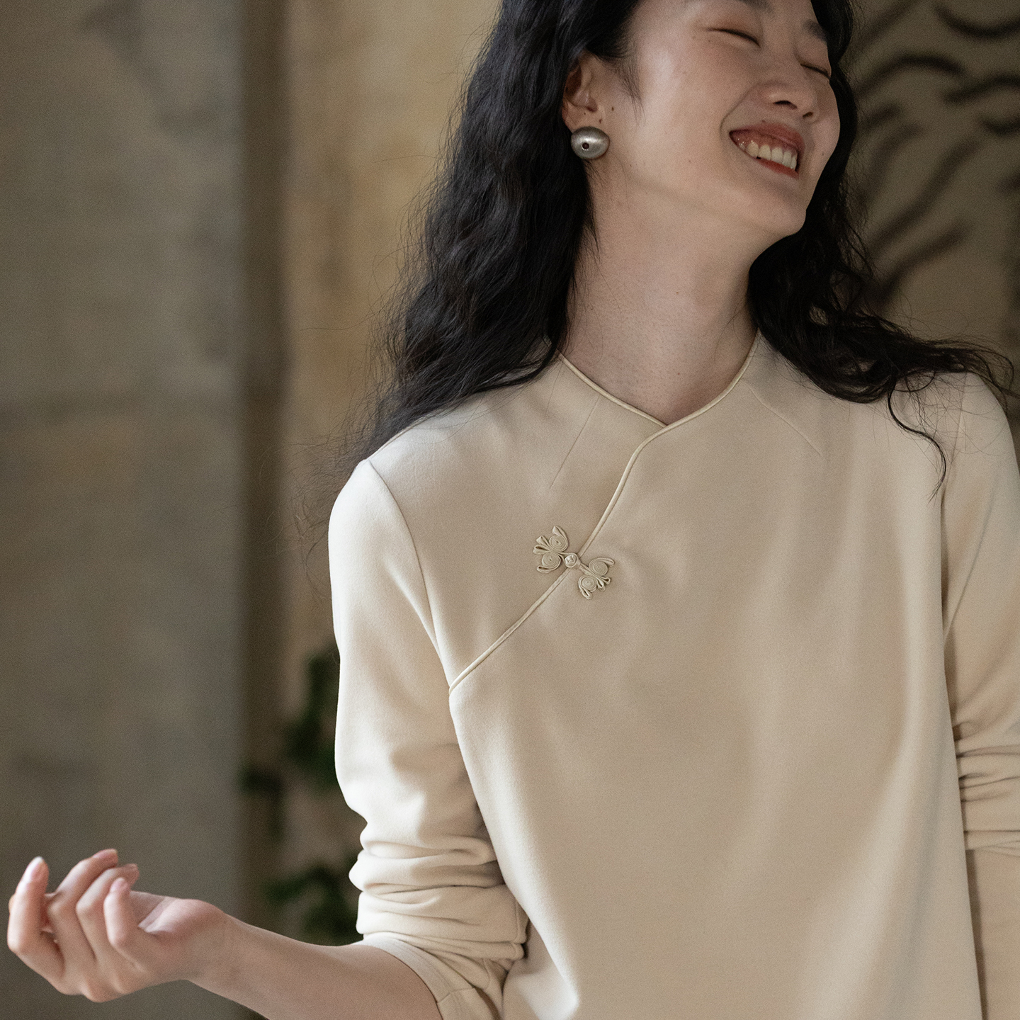 牧衣游原创 洁净绒感T恤女冬季新款轻巧简约斜襟百搭套头衫 颂歌