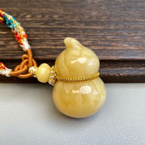 14.75克40.5×27mm俄料浓蜡妖花蜜蜡葫芦无事牌公主扣水滴毛衣链