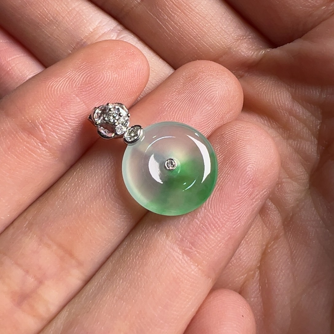 翡翠18K金镶嵌颈饰Y飘绿花平安扣