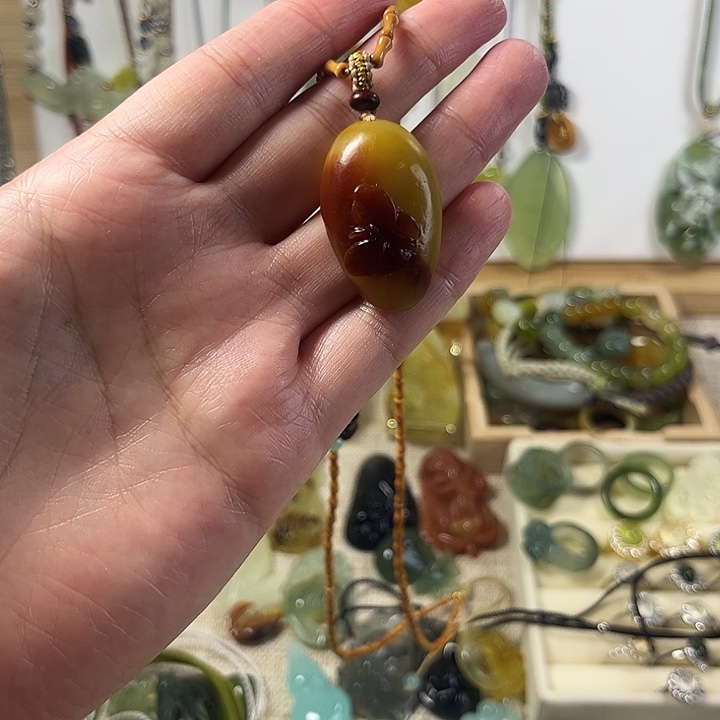 花***落蛇纹石玉未镶嵌颈饰