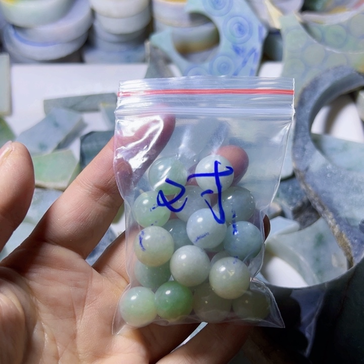 颈饰未镶嵌翡翠对**歌