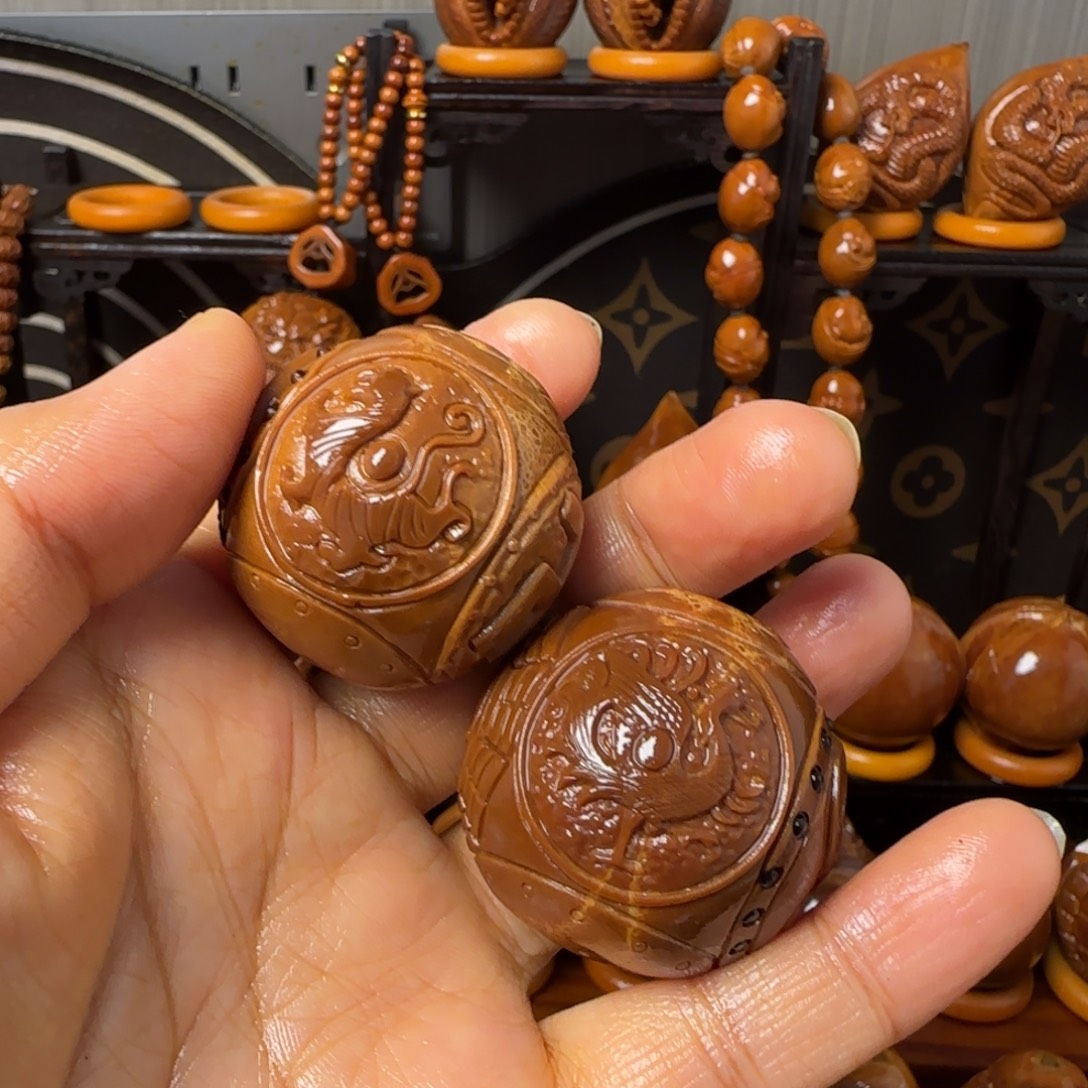 孔***己把件橄榄核四项八卦手把件