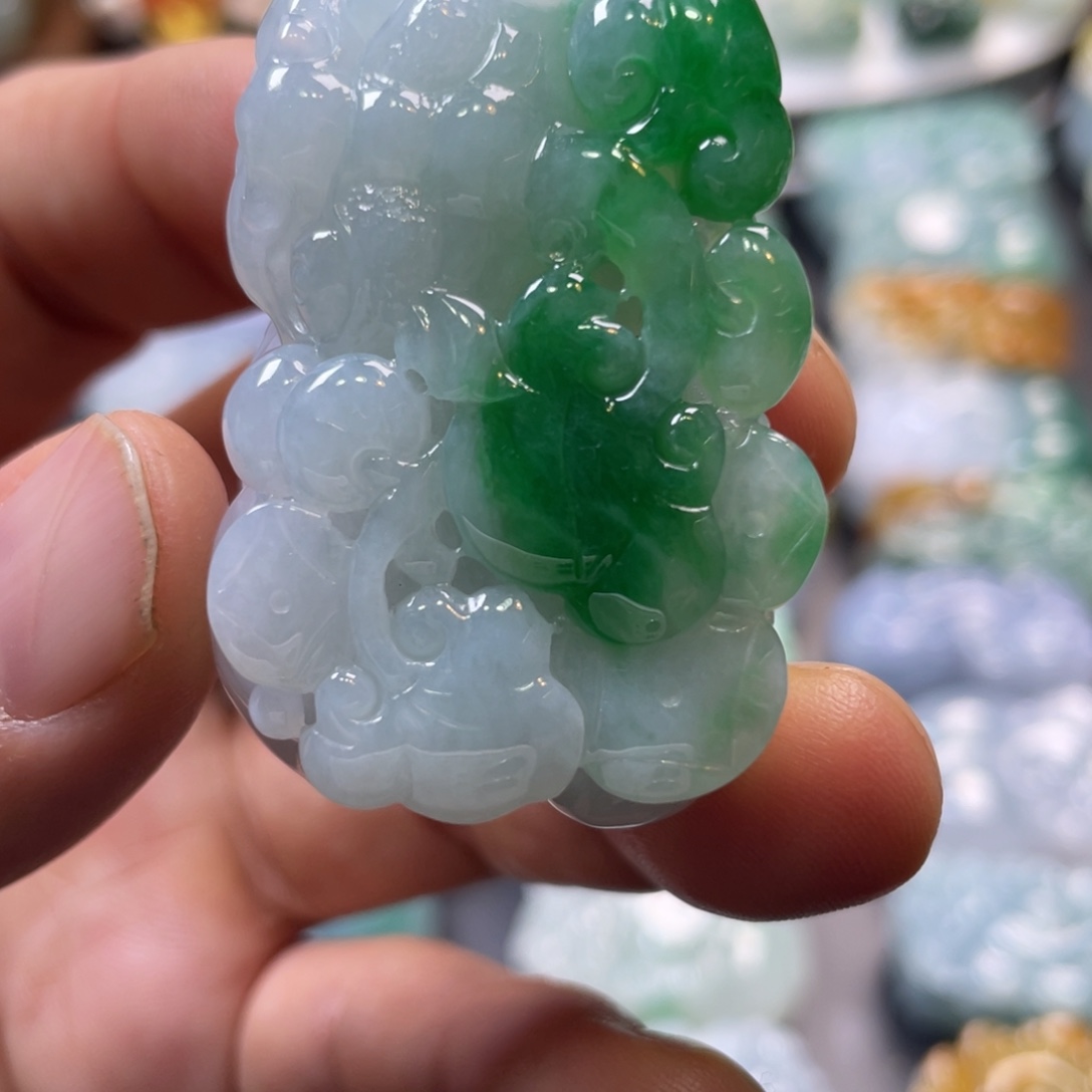 翡翠未镶嵌颈饰貔貅