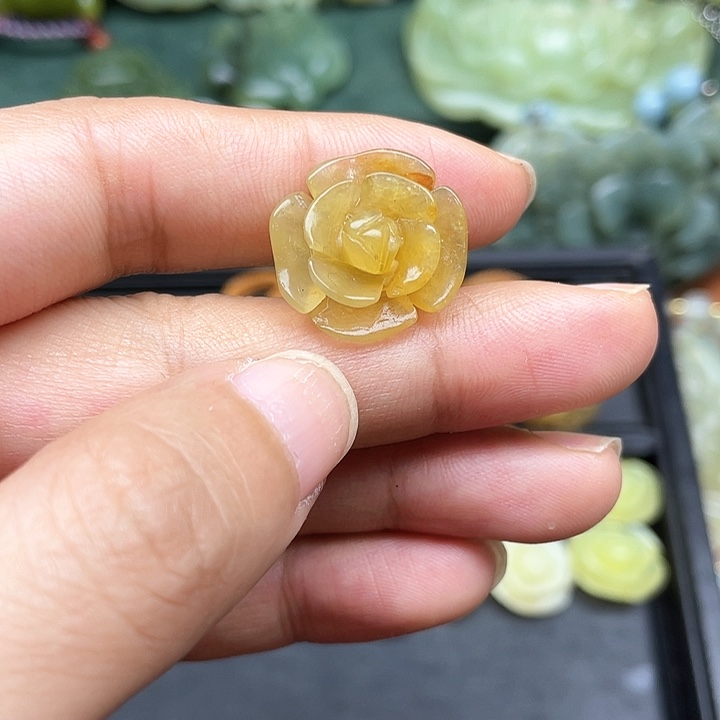 蛇纹石玉吊坠未镶嵌吧*嘣