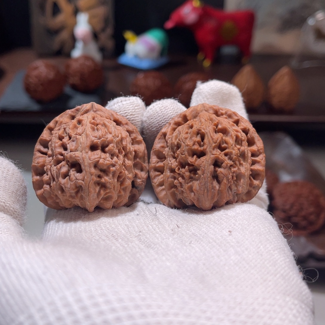 文玩核桃把件40三角白全品有色差磕碰