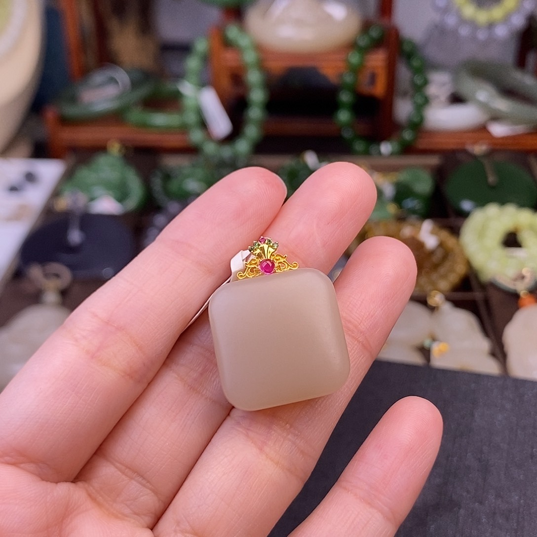 和田玉熟藕粉老料清货价吊坠18.K金方糖未镶嵌