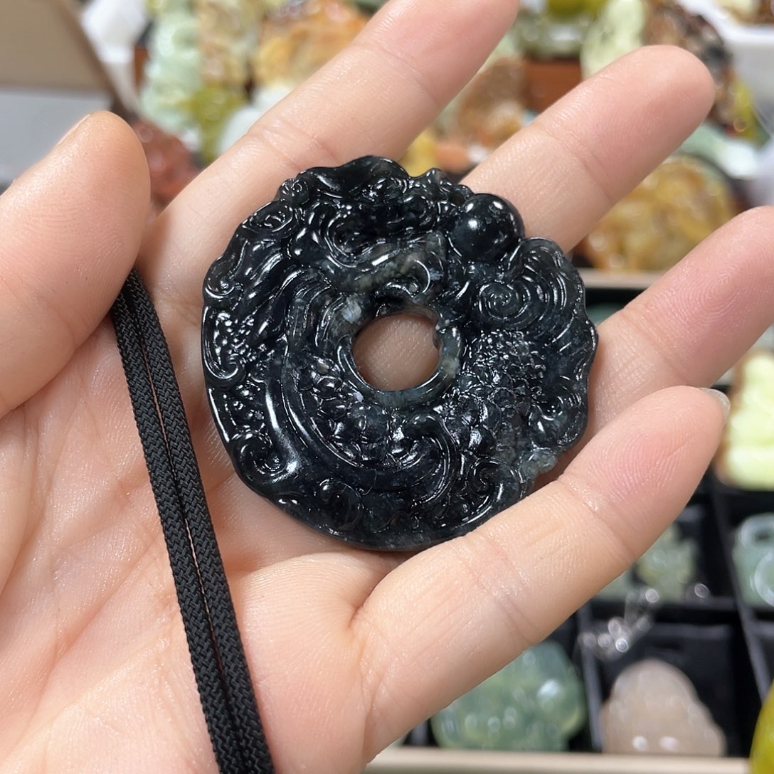 蛇纹石玉颈饰未镶嵌