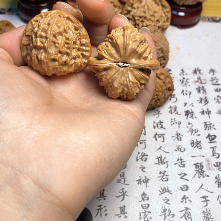 文玩核桃吊坠白狮子