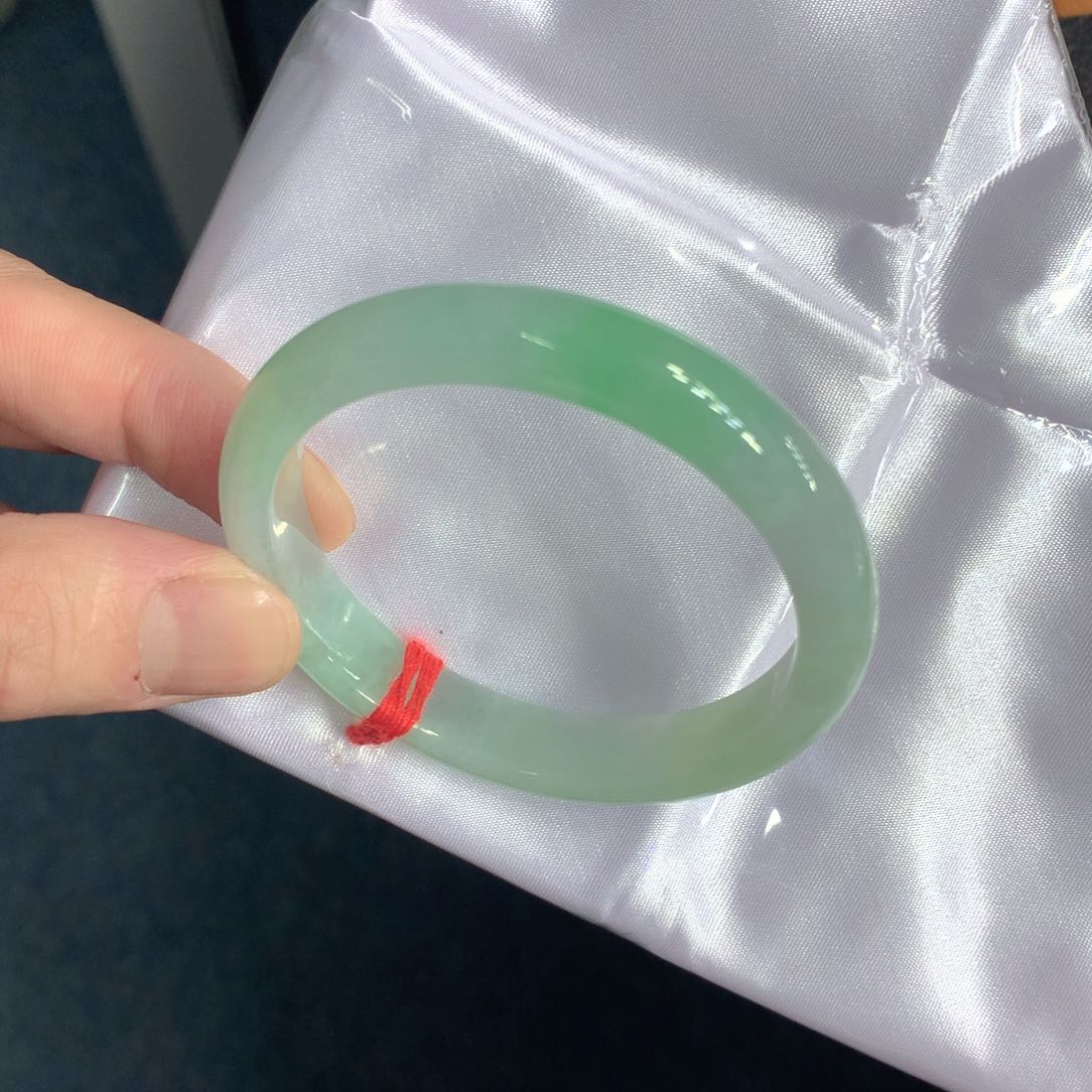 翡翠手镯未镶嵌翡翠