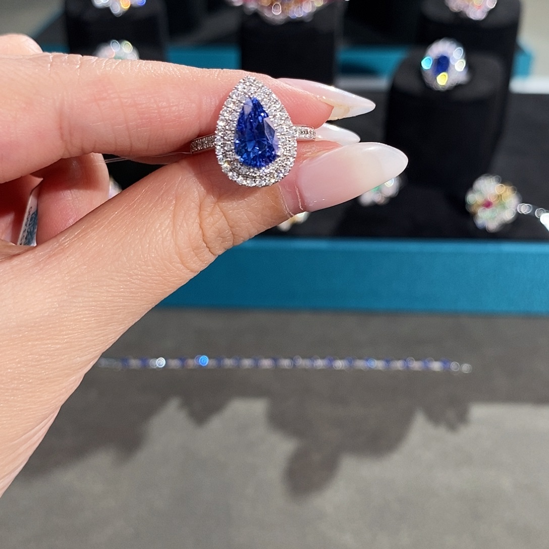 18K金镶嵌蓝宝石戒指2.61ct