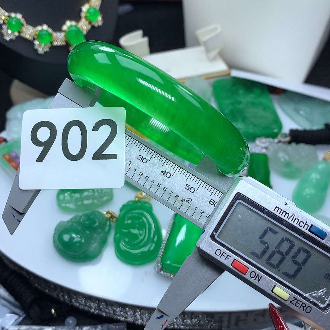 翡翠吊坠(赠链)未镶嵌