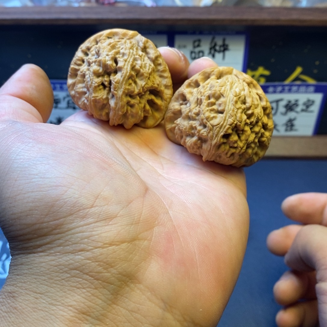 文玩核桃吊坠47尺寸白狮子