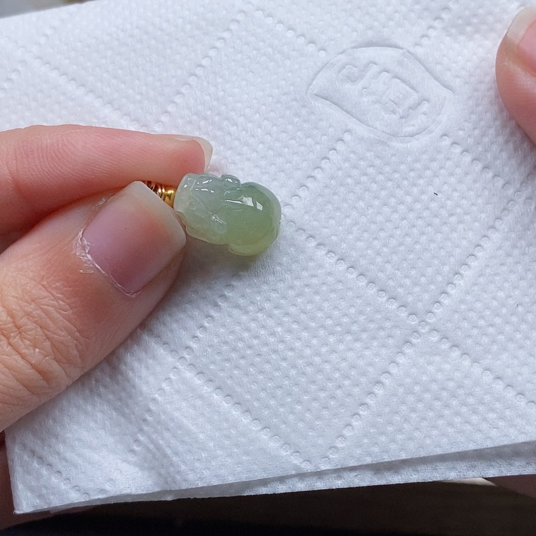 翡翠颈饰未镶嵌闪