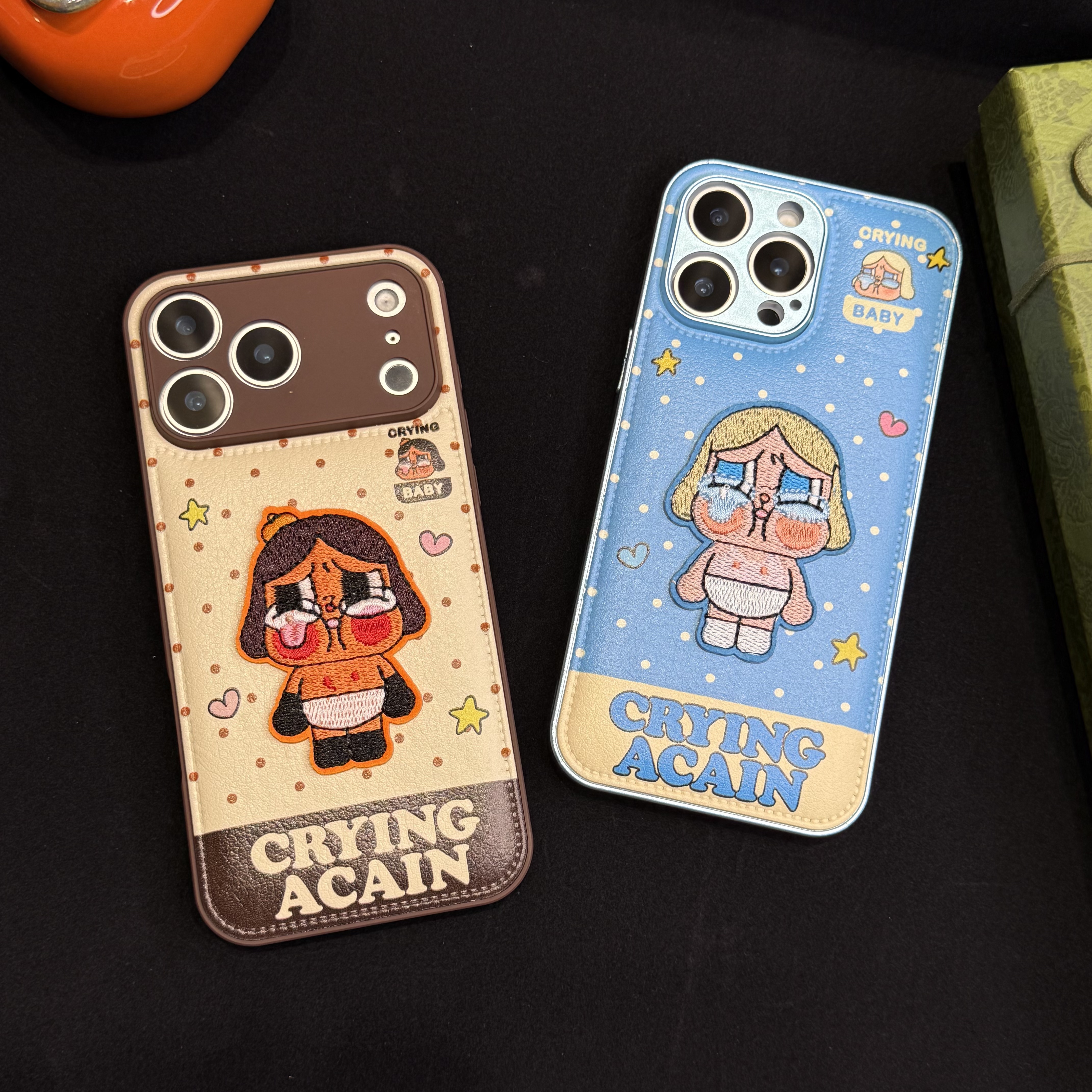 秋冬皮纹刺绣哭娃适用iphone17promax手机壳苹果16pro手提15/14新