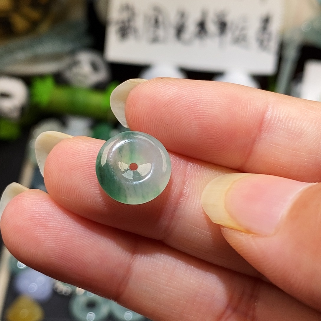 翡翠未镶嵌颈饰飘花平安扣