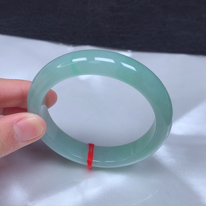 翡翠手镯未镶嵌。