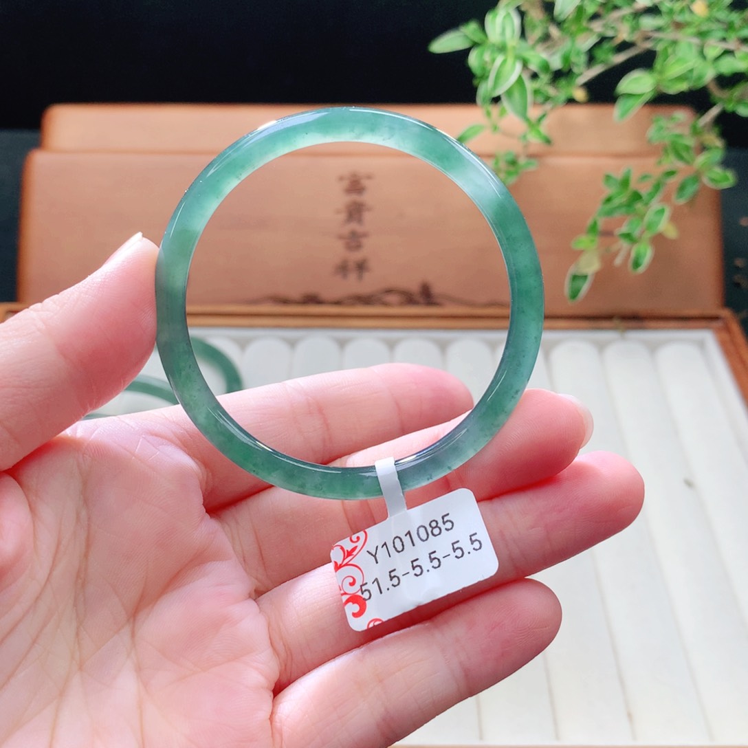 未镶嵌手镯（圆镯）翡翠
