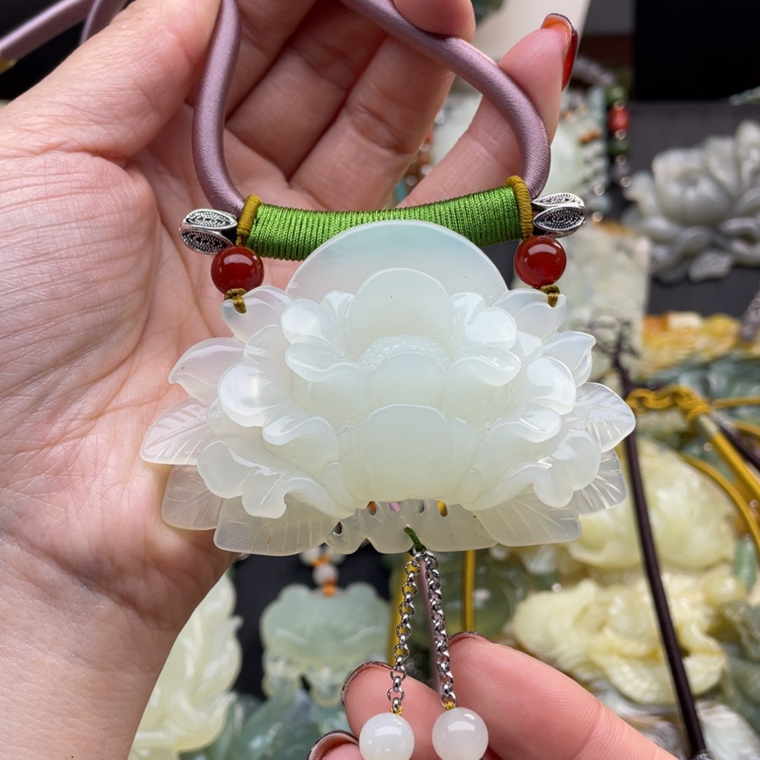 蛇纹石玉颈饰未镶嵌