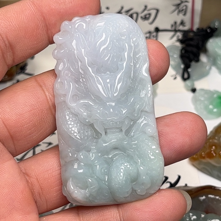 翡翠未镶嵌颈饰龙