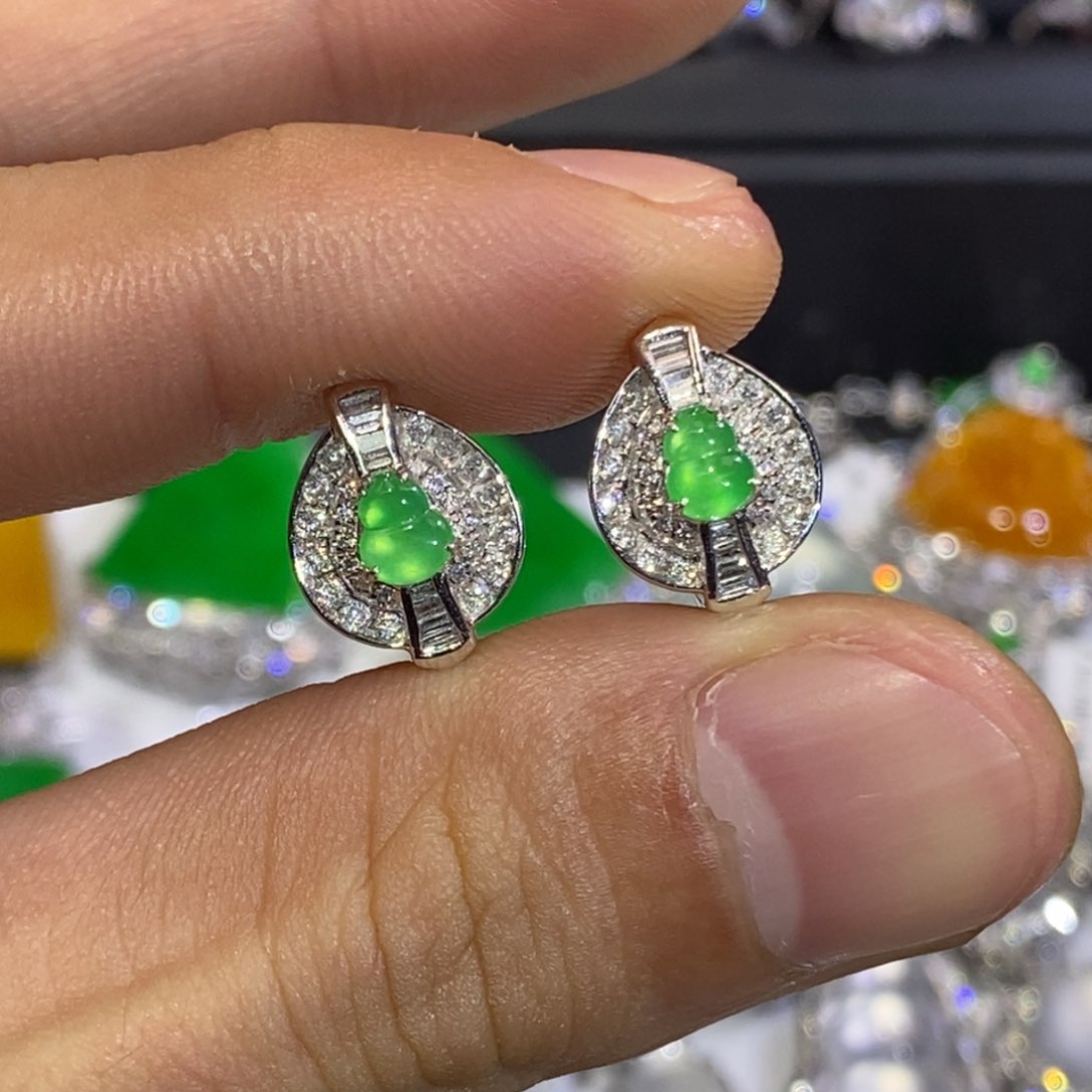 18K金镶嵌翡翠耳环甜绿葫芦