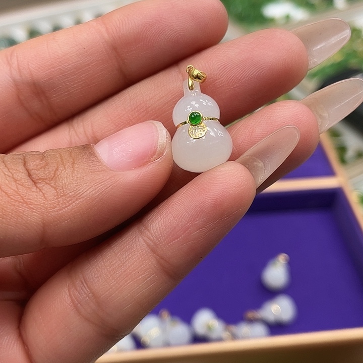 和田玉未镶嵌颈饰汉堡哥