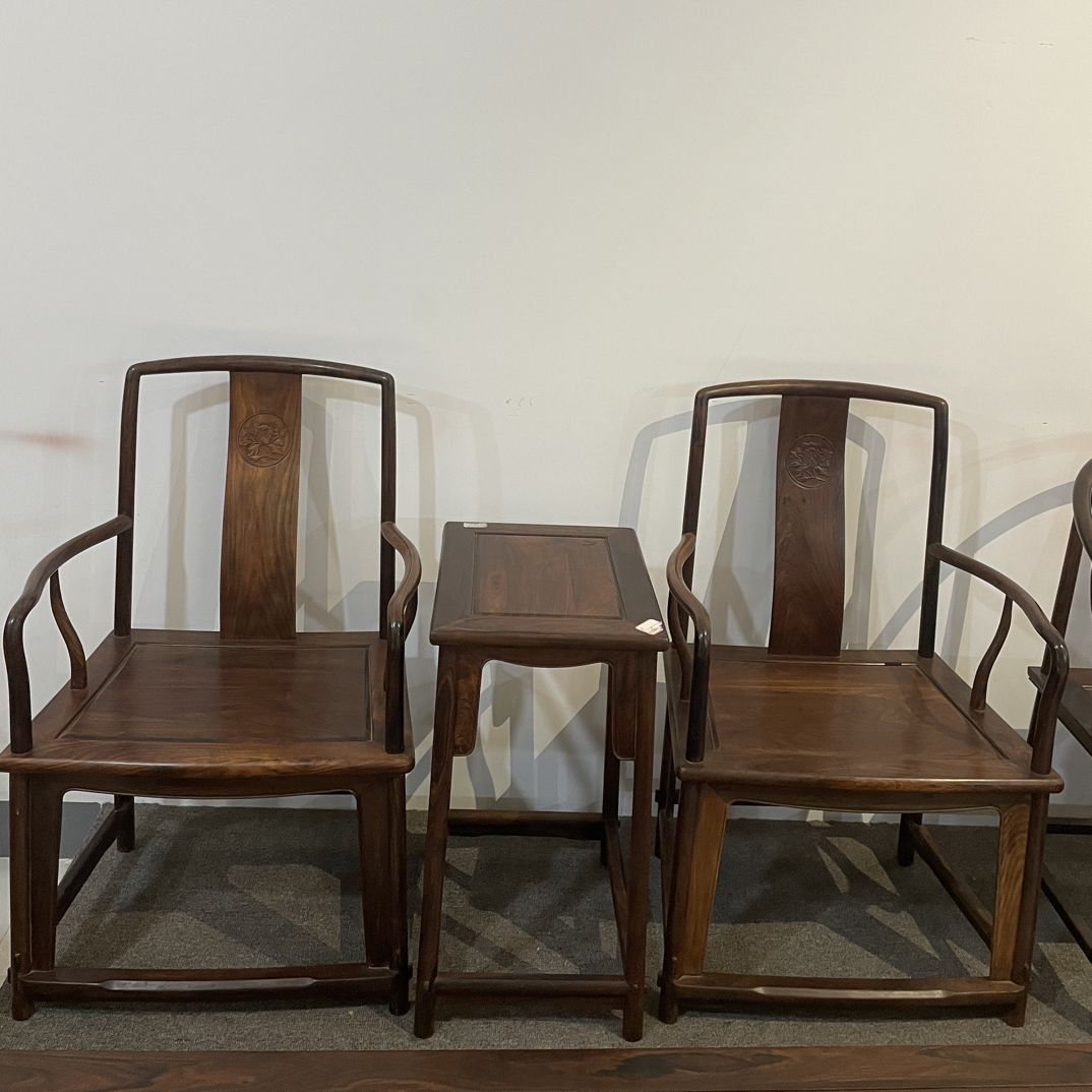 大红酸枝扇形南宫帽椅三件套