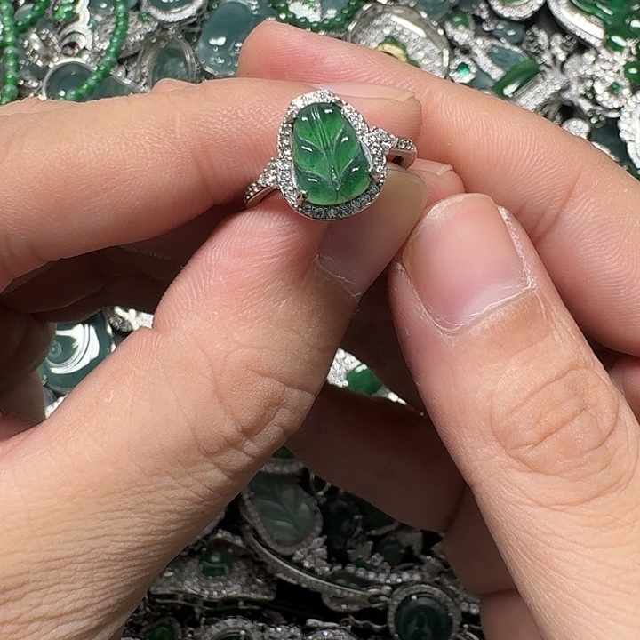 翡翠未镶嵌颈饰天然A货翡翠放漏