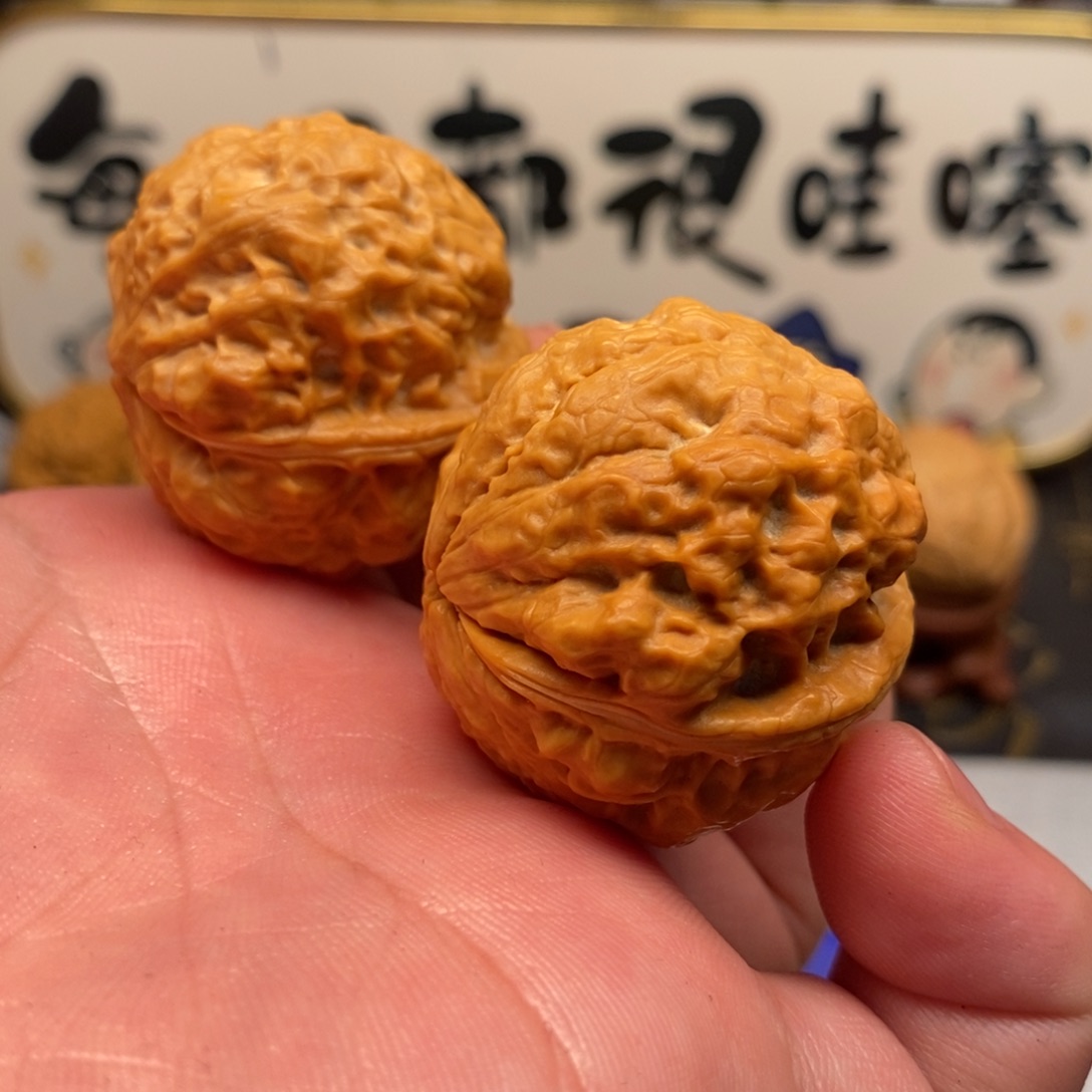 文玩核桃吊坠舍利子