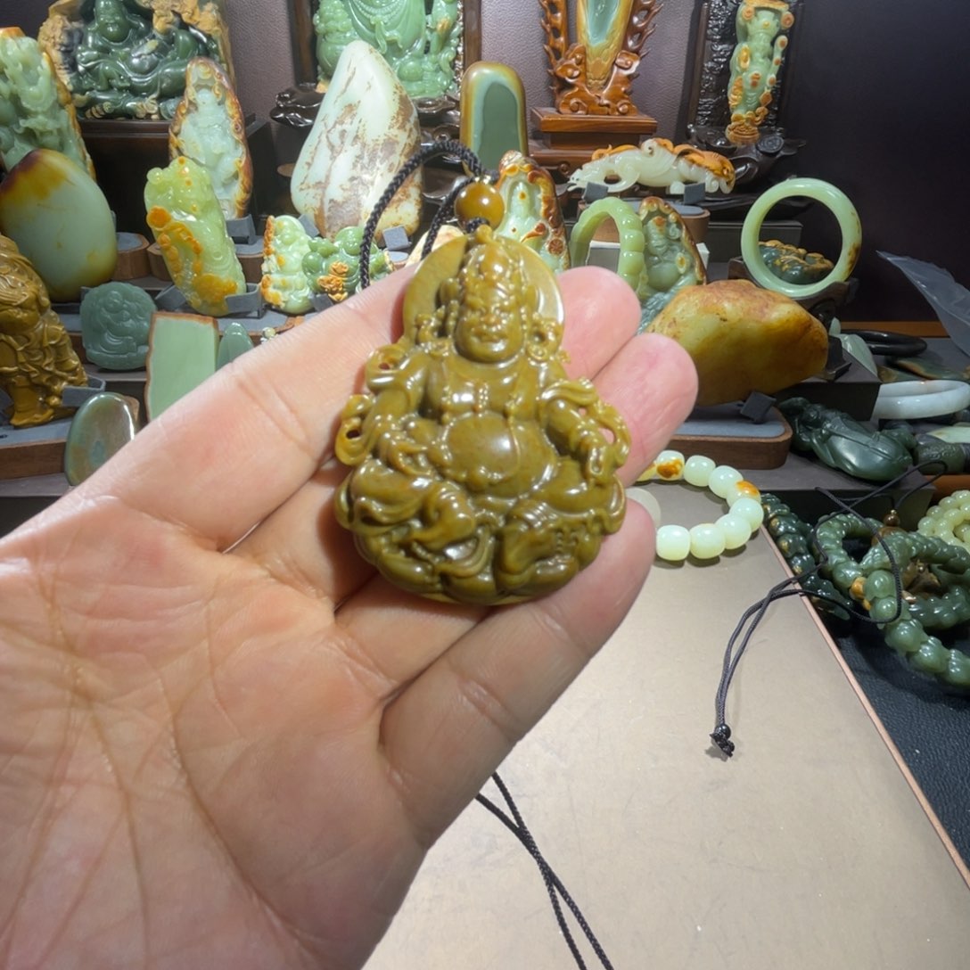 透闪石质玉黄财神挂坠未镶嵌