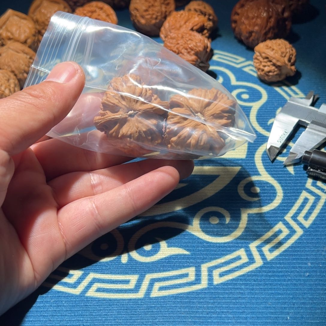 文玩核桃吊坠白狮子