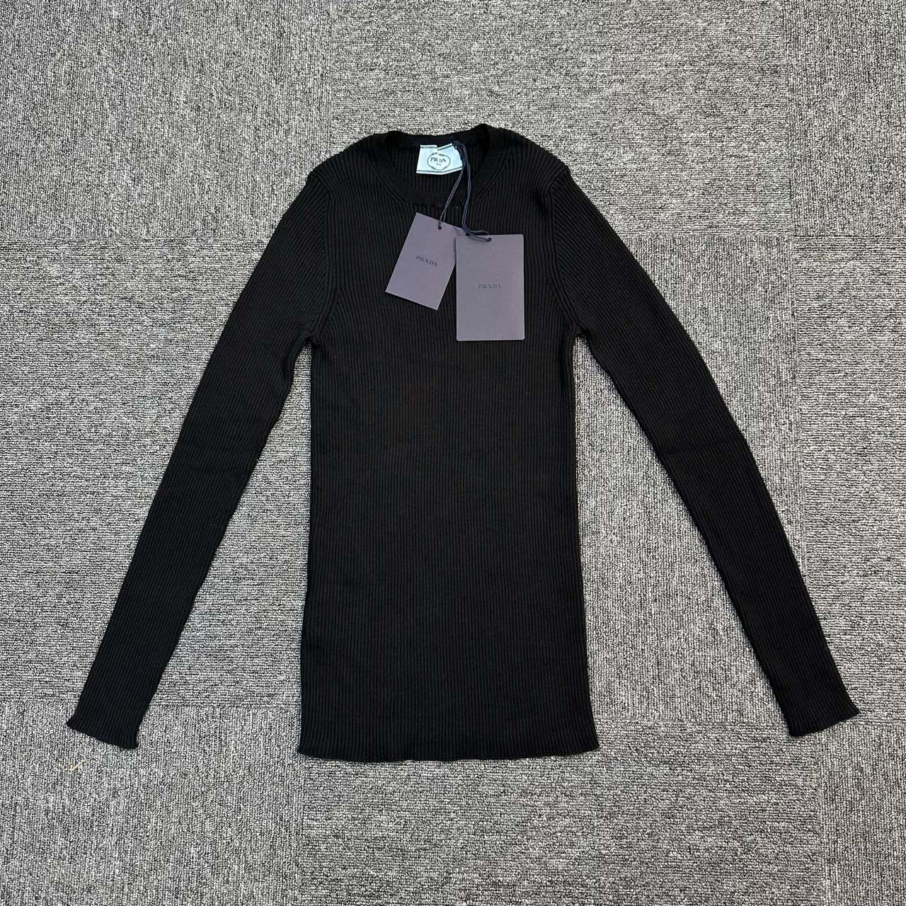 全新未使用 Prada/普拉达 40/黑色圆领针织打底衫/全新带吊/10485
