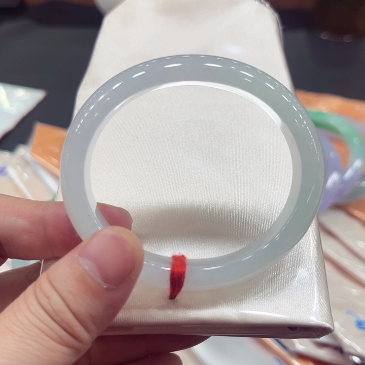 翡翠手镯未镶嵌53贵